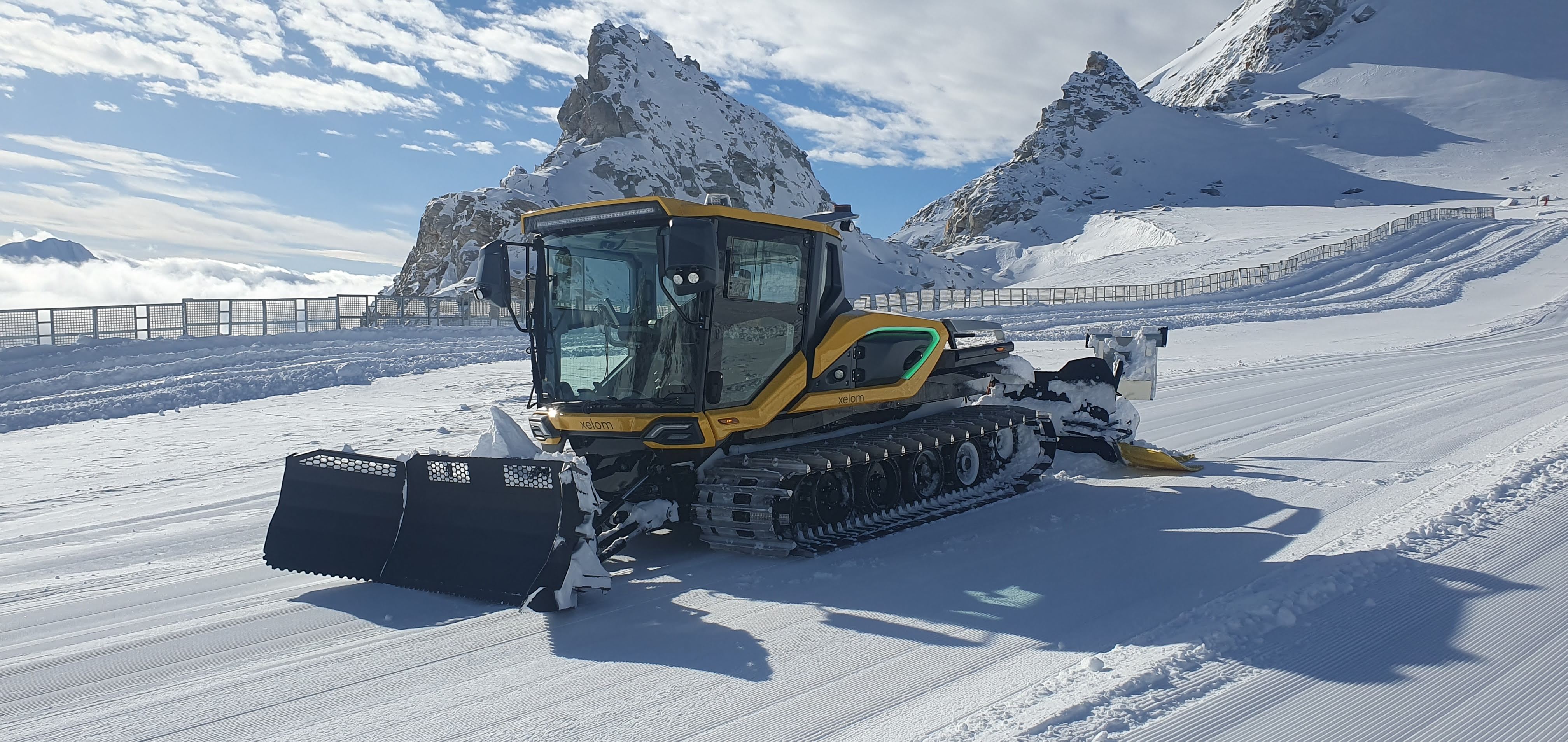 Elektrische Pistenraupe im Hochgebirge