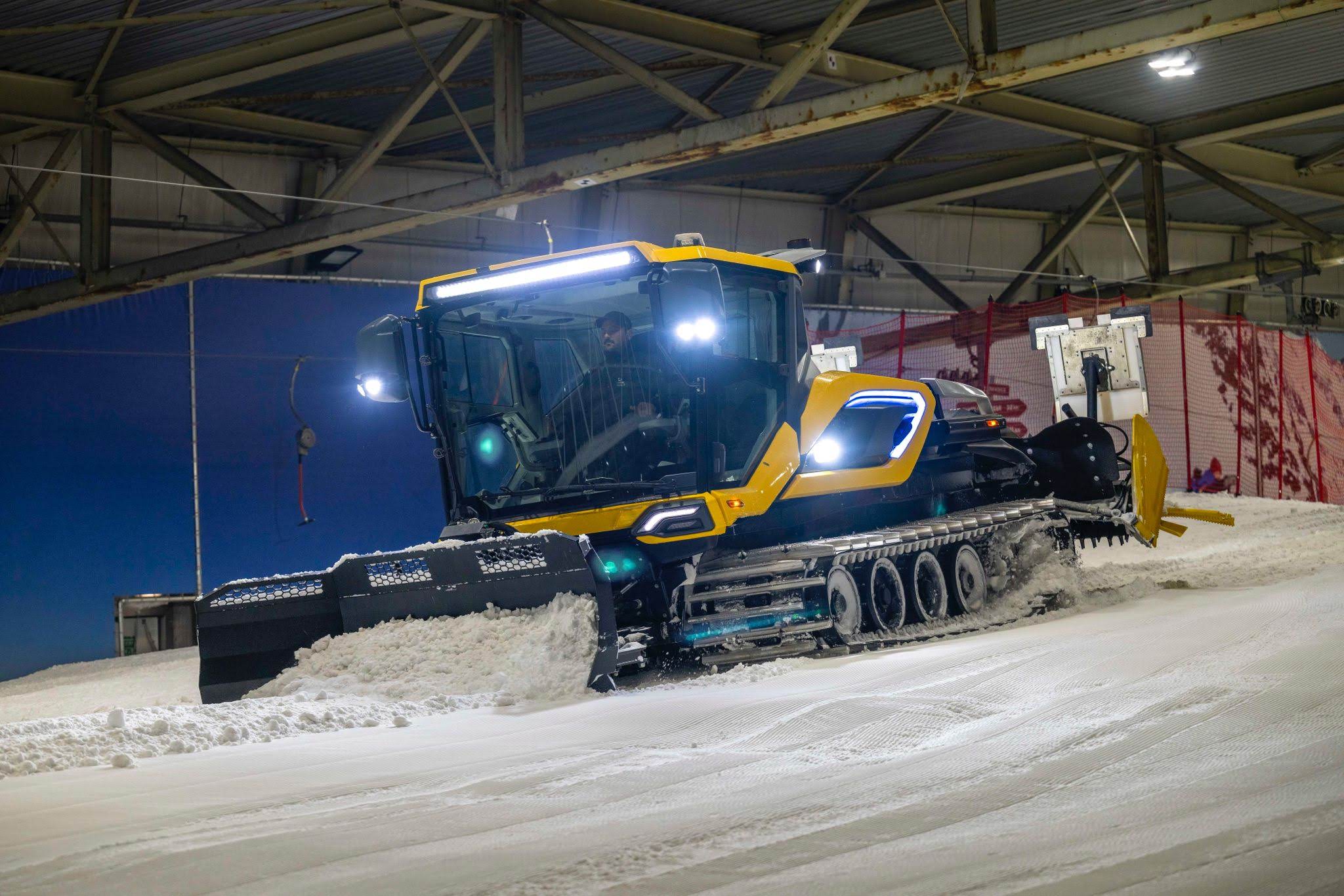 Pistenraupe in Indoor-Skihalle