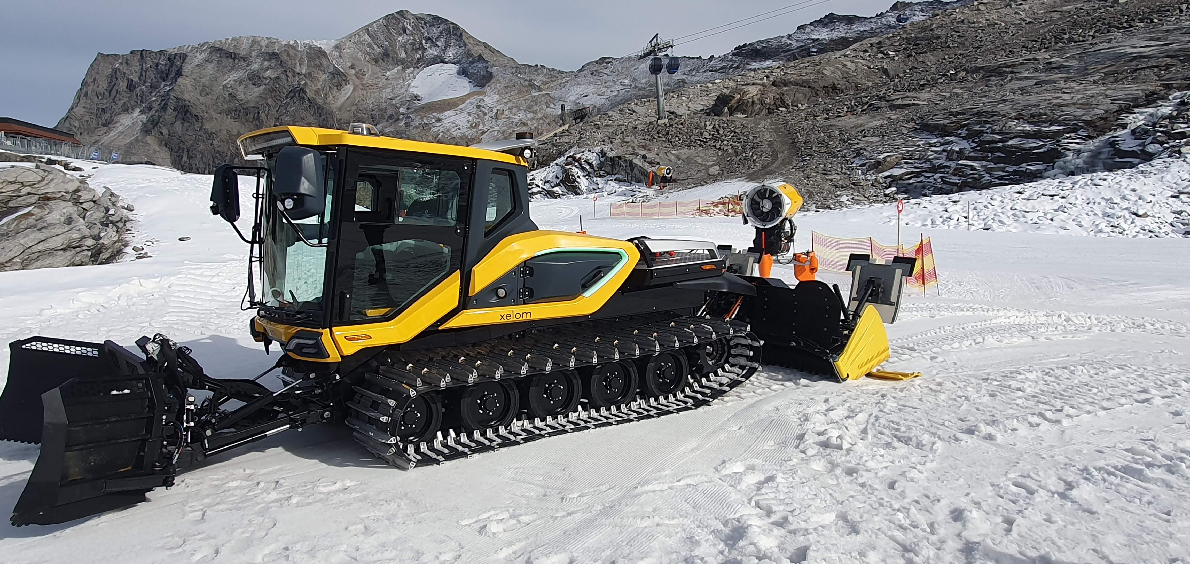 Xelom Pistenraupe auf verschneiter Piste