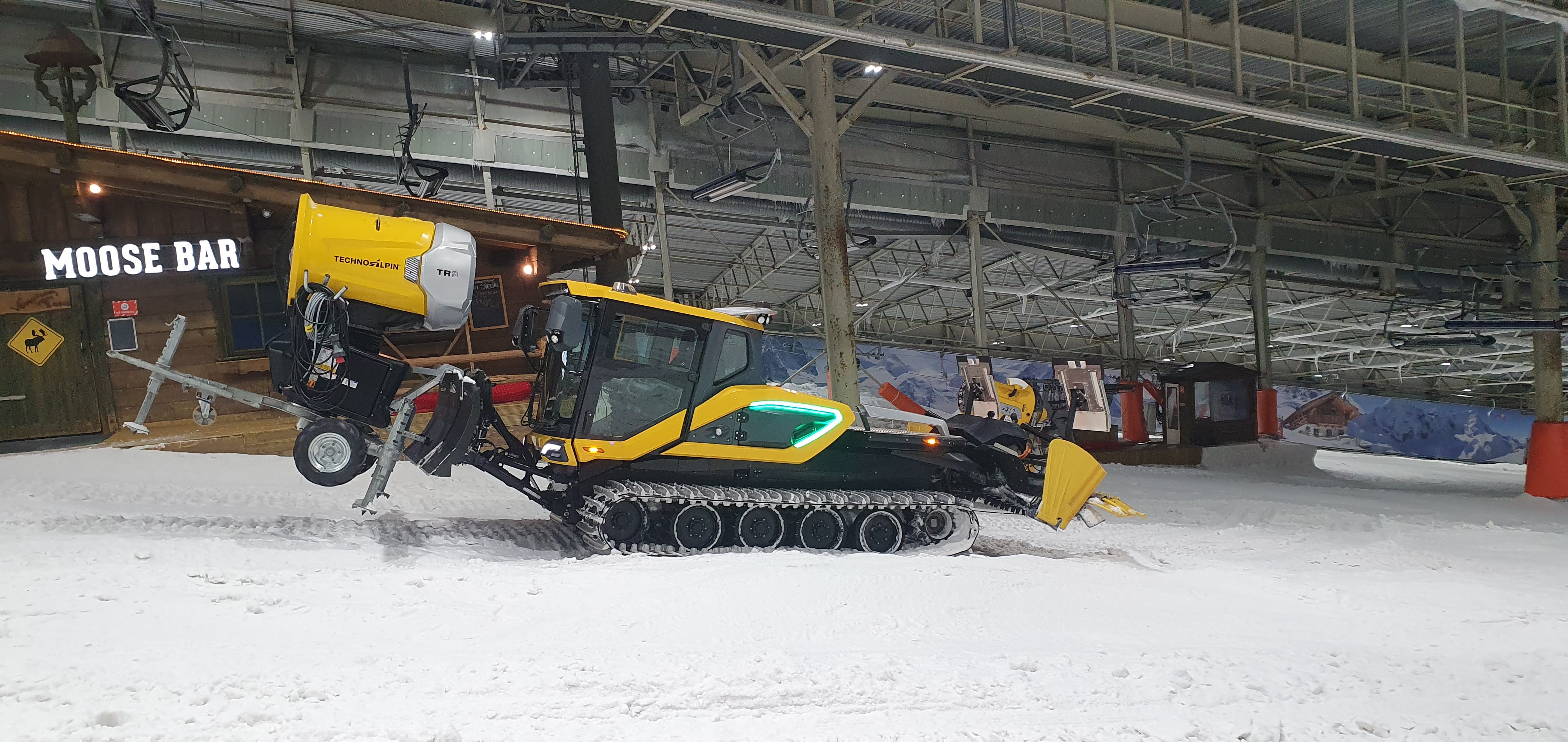Pistenraupe bei Nachtbetrieb in Skihalle