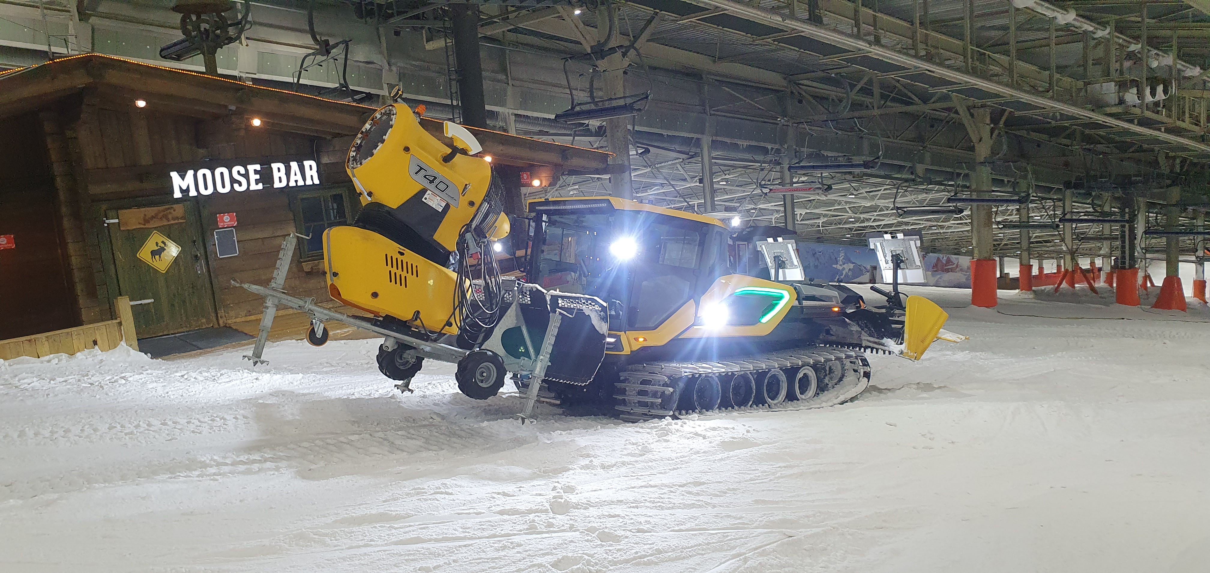 Pistenraupe mit Schneekanone in Skihalle
