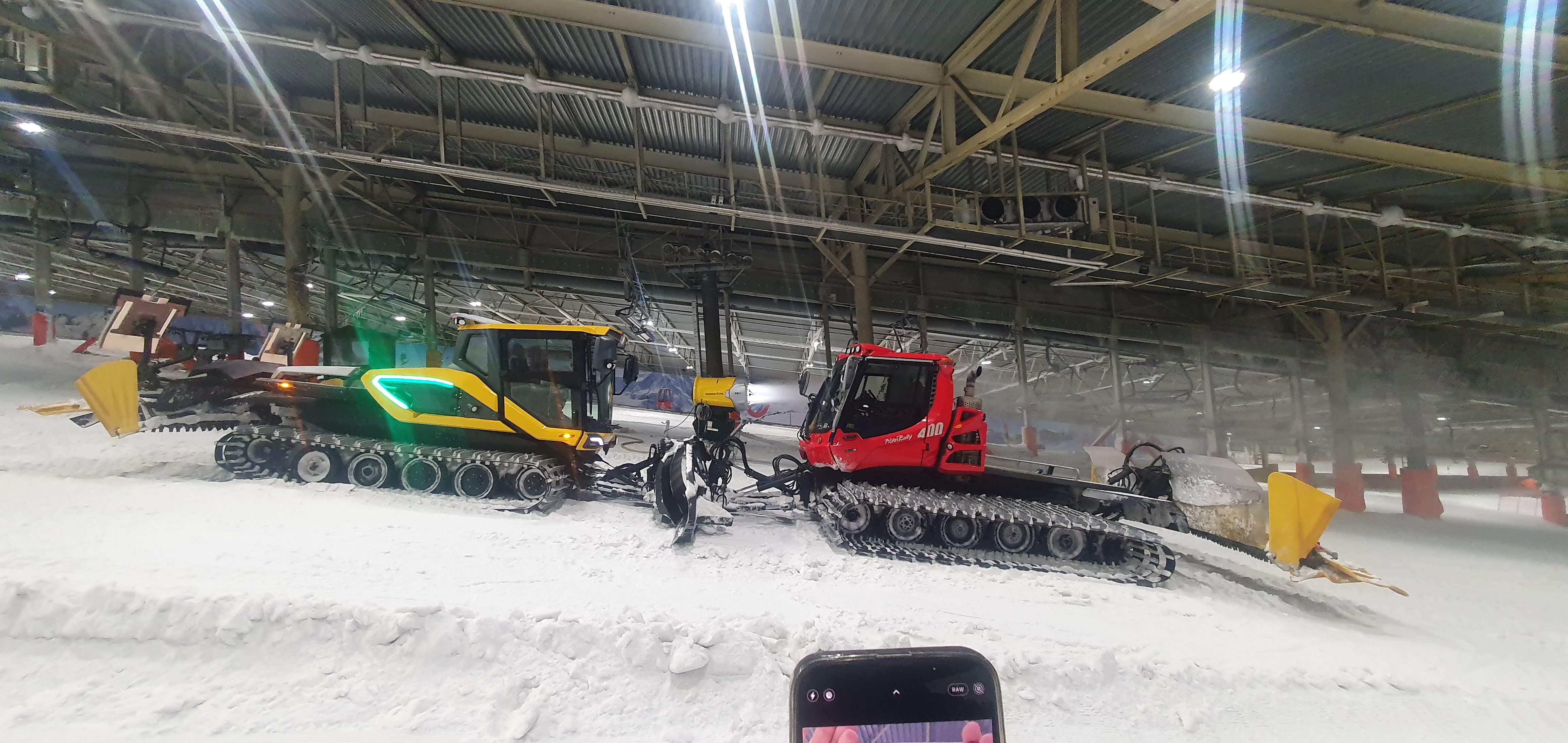Zwei Pistenraupen in Indoor-Anlage